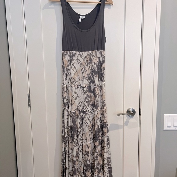 Chic Grey and Cream Maxi Dress - Picture 2 of 7